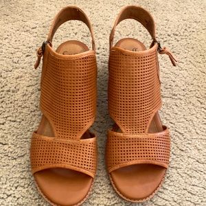 Söftt Sara Perforated Stacked Heel Shooties